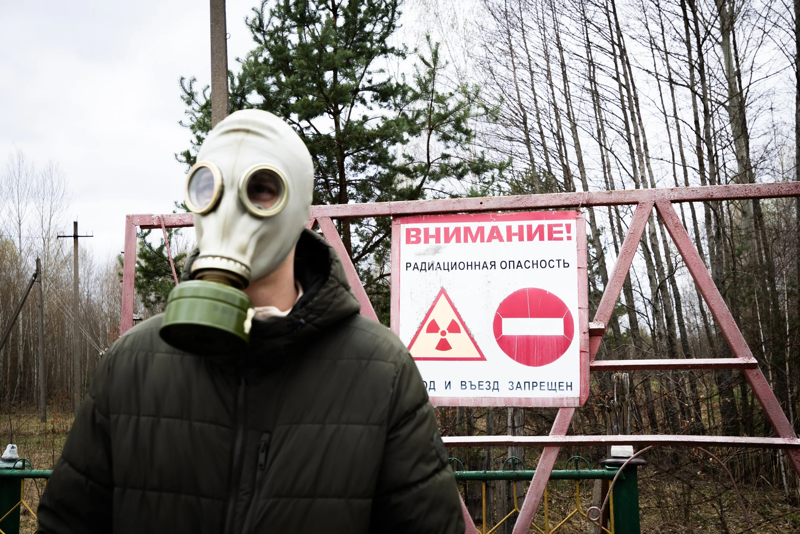 Участник экспедиции в средствах защиты на объекте с радиационным контролем